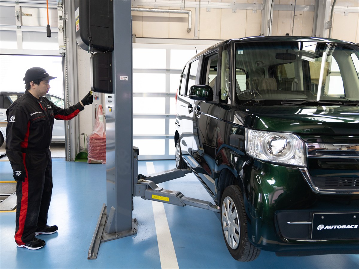 ▲オートバックスのピットでは車体を一気に持ち上げるリフトを使用