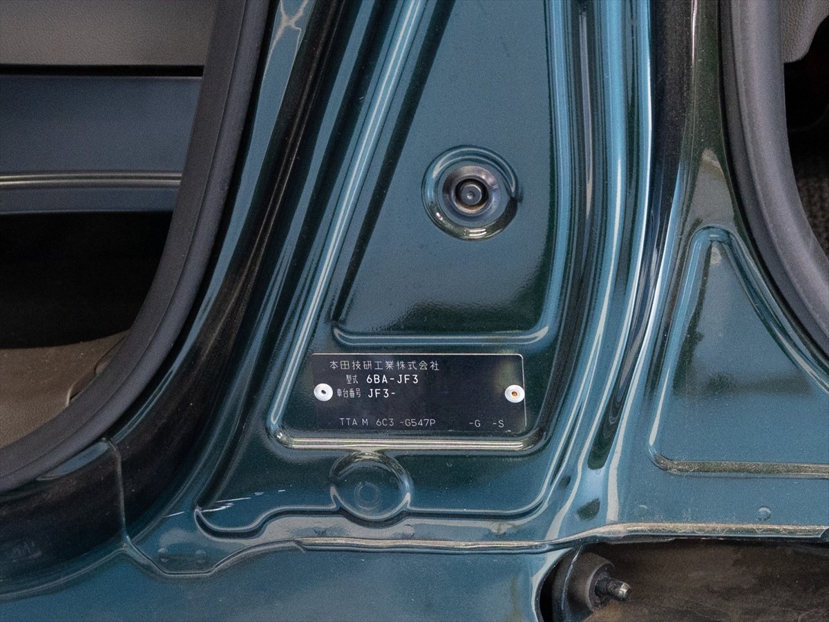 この車体のカラーコードは「G547P」、カラーの名称は「ブリティッシュグリーンパール」