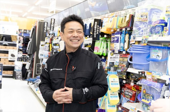 「オートバックス春日部」のゼネラルマネージャー兼店長、関根慎吾さん。愛車は「ミニクラブマン（R55）